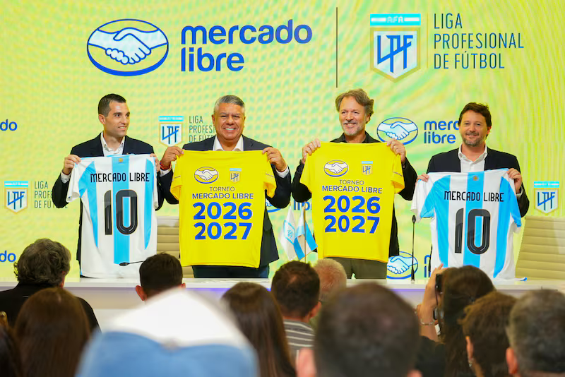 La AFA y Mercado Libre sellan un acuerdo histórico: la liga de fútbol se llamará “Torneo Mercado Libre”.