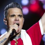 Robbie-Williams-inicia-su-era-‘BRITPOP-con-un-sencillo-al-lado-de-Tony-Iommi-min