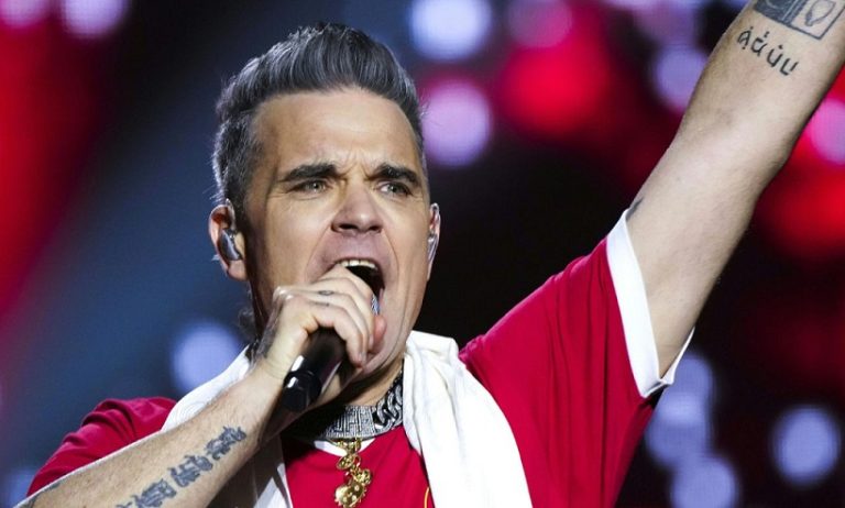 Robbie-Williams-inicia-su-era-‘BRITPOP-con-un-sencillo-al-lado-de-Tony-Iommi-min