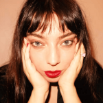 bajo-el-pseudonimo-de-lisa-maria-la-hija-de-gustavo-cerati-abre-su-corazon-y-plasma-sus-emociones-en-su-primer-disco-solista-foto-prensa-BY7SNP4AUNADNIAK6J64GKTC4M