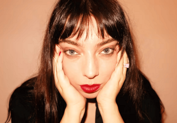 bajo-el-pseudonimo-de-lisa-maria-la-hija-de-gustavo-cerati-abre-su-corazon-y-plasma-sus-emociones-en-su-primer-disco-solista-foto-prensa-BY7SNP4AUNADNIAK6J64GKTC4M
