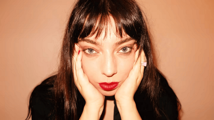 bajo-el-pseudonimo-de-lisa-maria-la-hija-de-gustavo-cerati-abre-su-corazon-y-plasma-sus-emociones-en-su-primer-disco-solista-foto-prensa-BY7SNP4AUNADNIAK6J64GKTC4M