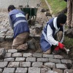 Más de 70 cuadras recuperadas: Avanzan las obras sobre calles adoquinadas en Lomas y Banfield.