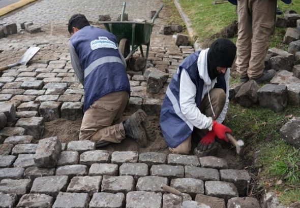 Más de 70 cuadras recuperadas: Avanzan las obras sobre calles adoquinadas en Lomas y Banfield.