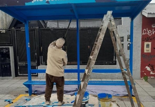 Más de 120 refugios de colectivos fueron renovados en distintos Barrios de Lomas de Zamora.