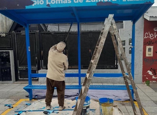 Más de 120 refugios de colectivos fueron renovados en distintos Barrios de Lomas de Zamora.