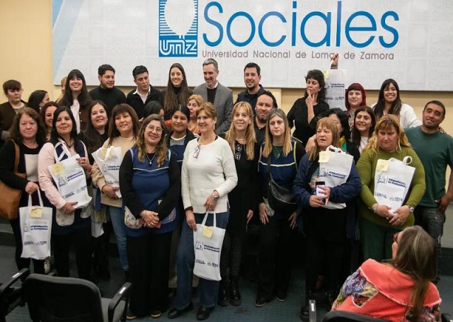 Lomas de Zamora: más de 170 voluntarios se capacitaron para enseñar a leer y escribir.