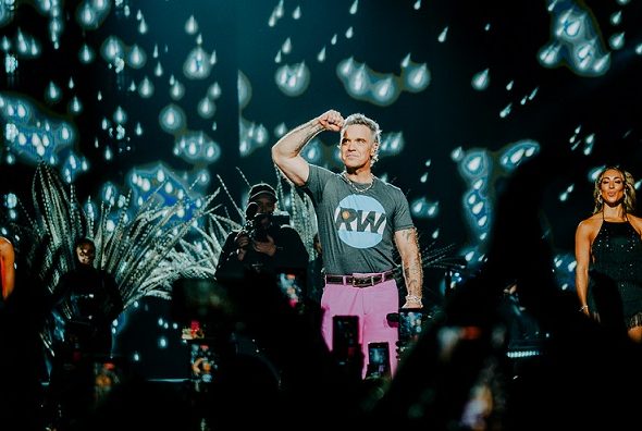 ROBBIE WILLIAMS volvió a la Argentina y convirtió el Movistar Arena en una gran fiesta.