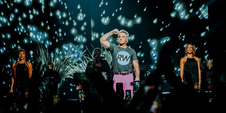 ROBBIE WILLIAMS volvió a la Argentina y convirtió el Movistar Arena en una gran fiesta.