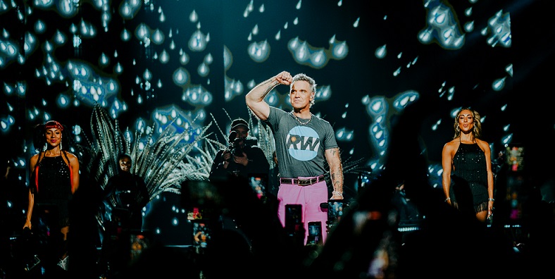 ROBBIE WILLIAMS volvió a la Argentina y convirtió el Movistar Arena en una gran fiesta.